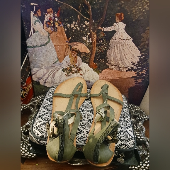 👡G by GUESS OLIVE GREEN SANDALS.👡SIZE 10 WOMEN,A NICE GIFT ITEM.🎁 - Picture 3 of 12